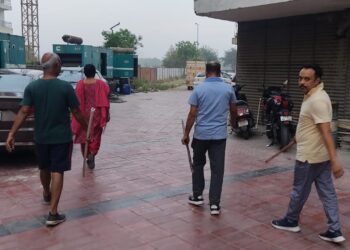 ग्रेटर नोएडा की पंचशील ग्रीन्स में कुत्तों के आतंक से खौफ में निवासी डंडा साथ लेकर चलने को मजबूर
