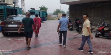 ग्रेटर नोएडा की पंचशील ग्रीन्स में कुत्तों के आतंक से खौफ में निवासी डंडा साथ लेकर चलने को मजबूर