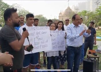गौतम बुद्ध नगर विकास समिति के सदस्यों ने गौड़ सिटी में किया मतदाता जागरूकता अभियान
