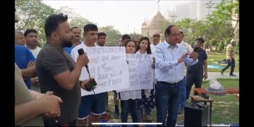 गौतम बुद्ध नगर विकास समिति के सदस्यों ने गौड़ सिटी में किया मतदाता जागरूकता अभियान