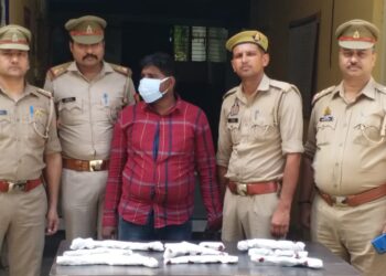 नोएडा पुलिस ने अवैध हथियारो की तस्करी करने वाले एक तस्कर को किया गिरफ्तार, भारी मात्रा में अवैध हथियार बरामद