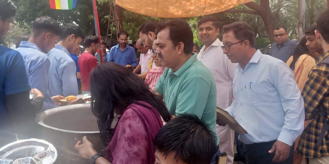 ग्रेटर नोएडा वेस्ट में महावीर जयंती के उपलक्ष्य में जैन समाज ने किया भंडारे का आयोजन