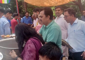 ग्रेटर नोएडा वेस्ट में महावीर जयंती के उपलक्ष्य में जैन समाज ने किया भंडारे का आयोजन