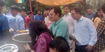 ग्रेटर नोएडा वेस्ट में महावीर जयंती के उपलक्ष्य में जैन समाज ने किया भंडारे का आयोजन