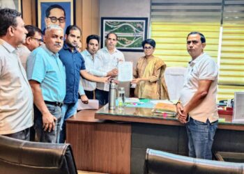 सेक्टर डेल्टा 2 की समस्याओं को लेकर ग्रेटर नोएडा प्राधिकरण एसीओ श्रीलक्ष्मी वीएस को सौंपा छह सूत्रीय ज्ञापन