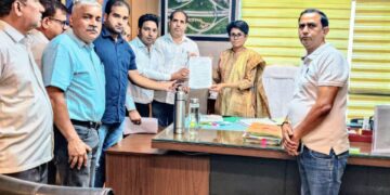सेक्टर डेल्टा 2 की समस्याओं को लेकर ग्रेटर नोएडा प्राधिकरण एसीओ श्रीलक्ष्मी वीएस को सौंपा छह सूत्रीय ज्ञापन