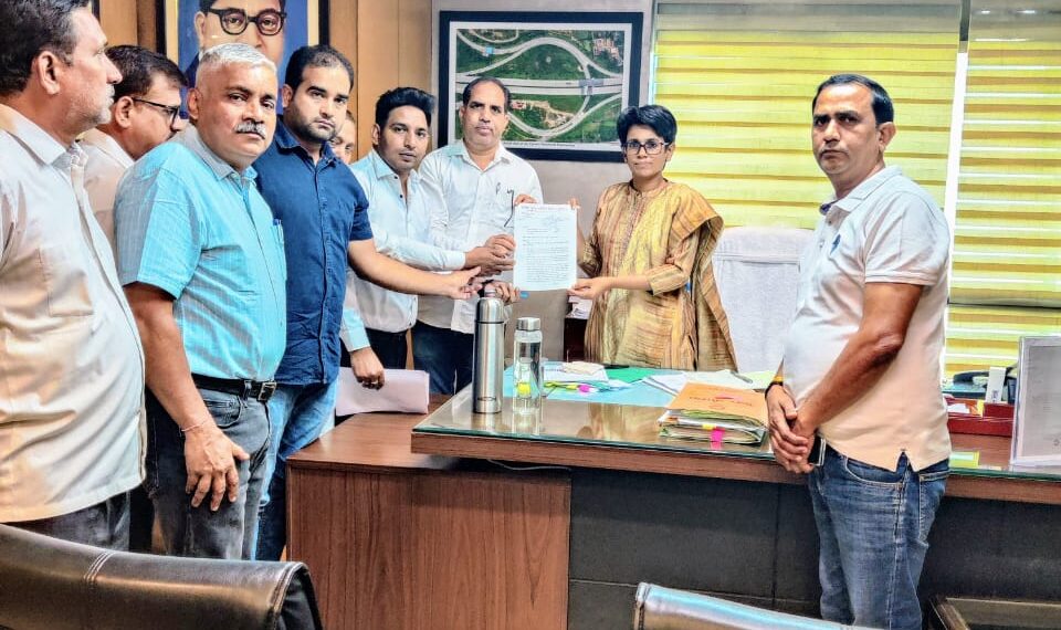 सेक्टर डेल्टा 2 की समस्याओं को लेकर ग्रेटर नोएडा प्राधिकरण एसीओ श्रीलक्ष्मी वीएस को सौंपा छह सूत्रीय ज्ञापन