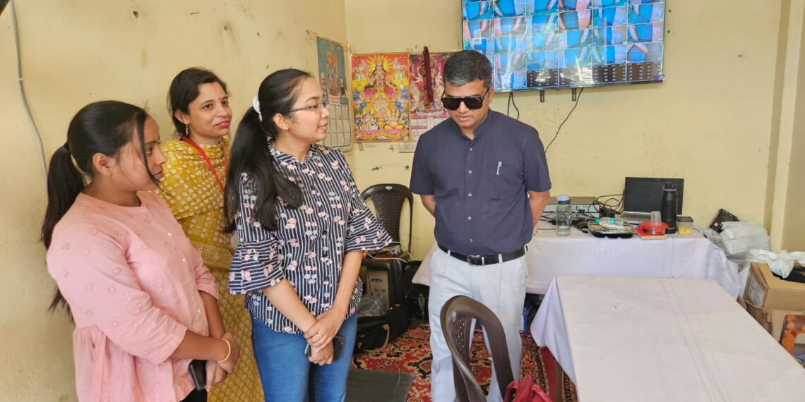 जिला निर्वाचन अधिकारी ने फूल मंडी फेस-2 नोएडा पहुंचकर स्ट्रांग रूम का किया स्थलीय निरीक्षण