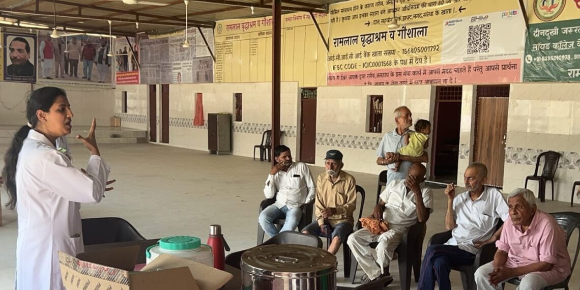 शारदा स्कूल ऑफ डेंटल साइंसेज ने वृद्धाश्रम में लगाया फ्री डेंटल चेकअप कैंप