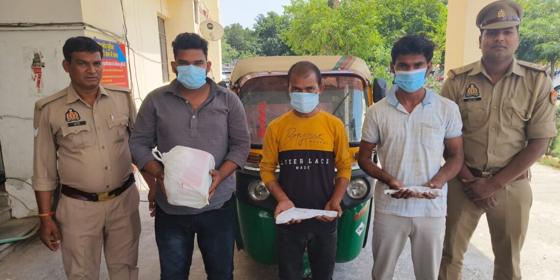 थाना इकोटेक-3 पुलिस ने ऑटो लूट की घटना का खुलासा करते हुए तीन आरोपी किए गिरफ्तार, कब्जे से लूटा गया ऑटो, अवैध असलाह व अवैध गांजा बरामद
