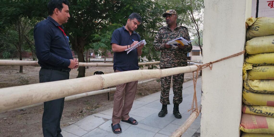 जिला निर्वाचन अधिकारी ने फूल मंडी फेस-2 नोएडा पहुंचकर स्ट्रांग रूम किया स्थलीय निरीक्षण
