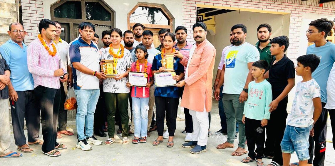 एथलेटिक्स प्रतियोगिता में गोल्ड मेडल जीतने पर इशिका व आरोही को करप्शन फ्री इंडिया ने किया सम्मानित