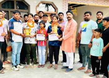एथलेटिक्स प्रतियोगिता में गोल्ड मेडल जीतने पर इशिका व आरोही को करप्शन फ्री इंडिया ने किया सम्मानित