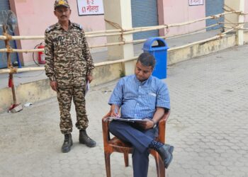 जिला निर्वाचन अधिकारी नियमित रूप से कर रहे हैं फूल मंडी फेस-2 नोएडा में बने स्ट्रांग रूम का निरीक्षण