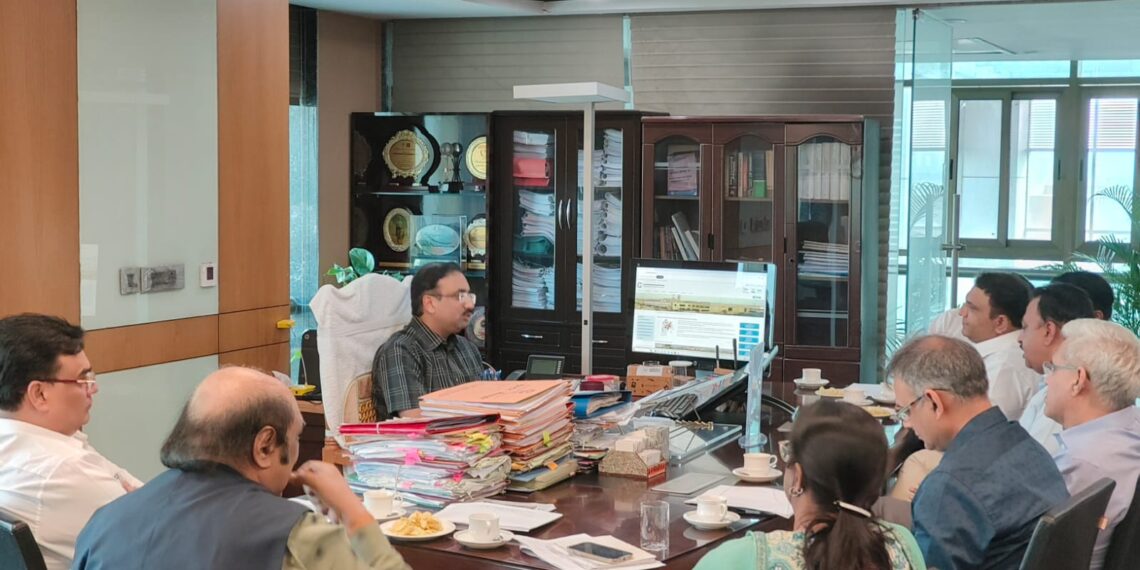 ग्रेनो प्राधिकरण के सीईओ की बिल्डरों को दो टूक, खरीदारों के नाम फ्लैटों की जल्द रजिस्ट्री कराएं, नहीं तो कार्रवाई होगी