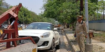 नोएडा पुलिस ने निजी यूनिवर्सिटी व आस-पास के क्षेत्र में चेकिंग अभियान चलाया