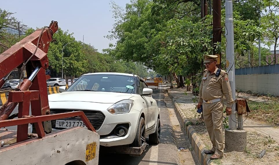 नोएडा पुलिस ने निजी यूनिवर्सिटी व आस-पास के क्षेत्र में चेकिंग अभियान चलाया