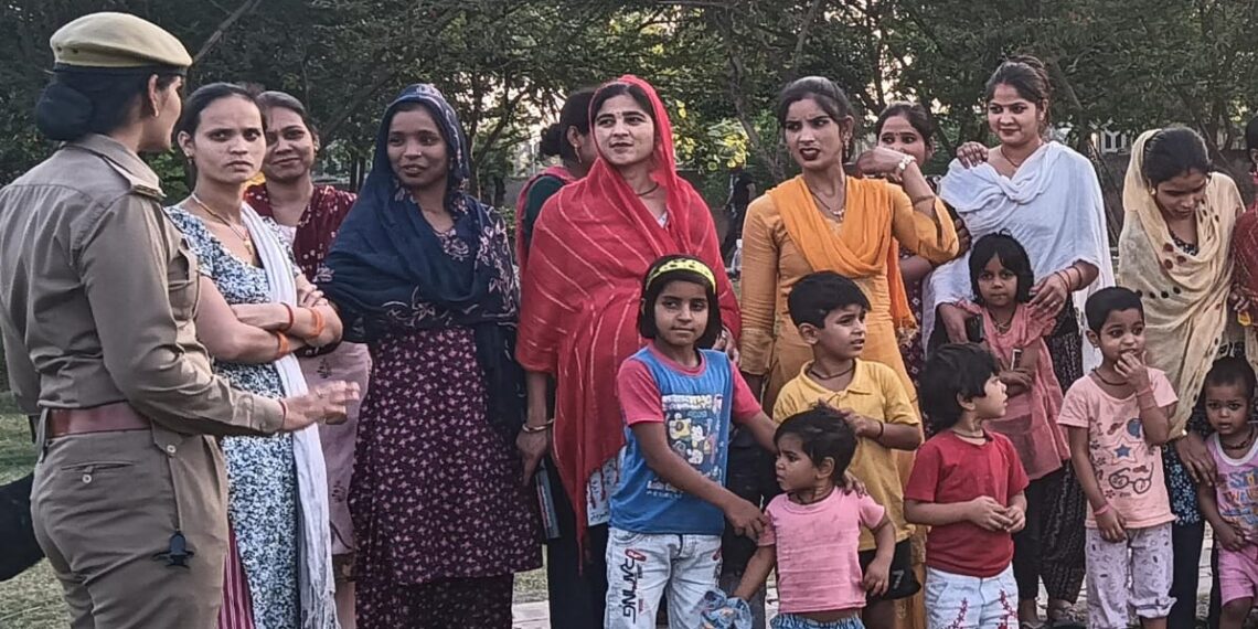 महिला बीट अधिकारियों द्वारा स्थानीय महिलाओं व छात्राओं को महिला सुरक्षा व उनके अधिकारों के प्रति जागरूक किया गया