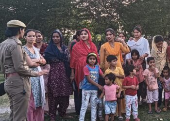महिला बीट अधिकारियों द्वारा स्थानीय महिलाओं व छात्राओं को महिला सुरक्षा व उनके अधिकारों के प्रति जागरूक किया गया