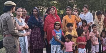 महिला बीट अधिकारियों द्वारा स्थानीय महिलाओं व छात्राओं को महिला सुरक्षा व उनके अधिकारों के प्रति जागरूक किया गया