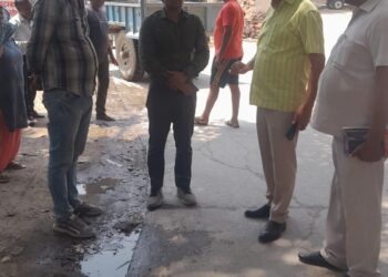 ओएसडी ने बिसरख गांव का किया दौरा, सफाई स्टाफ के नदारद मिलने पर बिफरे, कॉन्ट्रैक्टर पर 50 हजार का जुर्माना, नालियां भी गंदी दिखीं