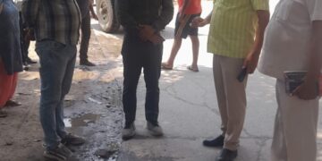 ओएसडी ने बिसरख गांव का किया दौरा, सफाई स्टाफ के नदारद मिलने पर बिफरे, कॉन्ट्रैक्टर पर 50 हजार का जुर्माना, नालियां भी गंदी दिखीं