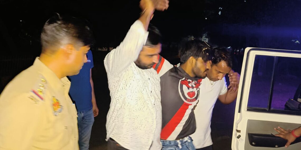 नोएडा में पुलिस मुठभेड़ में दो शातिर लूटेरे गिरफ्तार