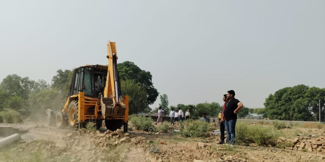 अवैध कब्जे पर चला ग्रेटर नोएडा प्राधिकरण का बुलडोजर