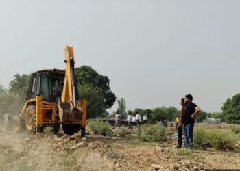 अवैध कब्जे पर चला ग्रेटर नोएडा प्राधिकरण का बुलडोजर