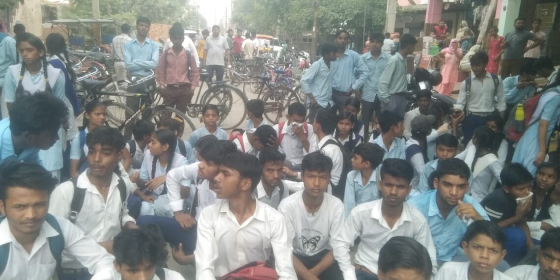 स्विफ्ट डिजायर कार ने छात्र को मारी जोरदार टक्कर, छात्र की मौत, लोगों ने किया हंगामा