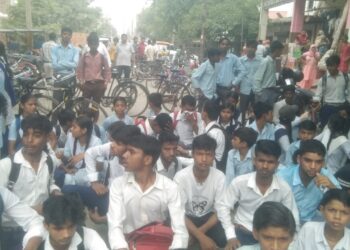 स्विफ्ट डिजायर कार ने छात्र को मारी जोरदार टक्कर, छात्र की मौत, लोगों ने किया हंगामा