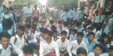 स्विफ्ट डिजायर कार ने छात्र को मारी जोरदार टक्कर, छात्र की मौत, लोगों ने किया हंगामा