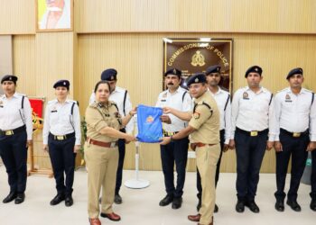 पुलिस कमिश्नर गौतमबुद्धनगर लक्ष्मी सिंह ने बढ़ते तापमान को लेकर 500 यातायात पुलिसकर्मियों को स्वास्थ्य सुरक्षा किट वितरित की