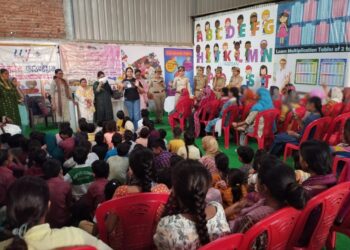 महिला बीट अधिकारियों द्वारा स्थानीय महिलाओं को महिला सुरक्षा व उनके अधिकारों के प्रति जागरूक किया गया