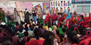 महिला बीट अधिकारियों द्वारा स्थानीय महिलाओं को महिला सुरक्षा व उनके अधिकारों के प्रति जागरूक किया गया