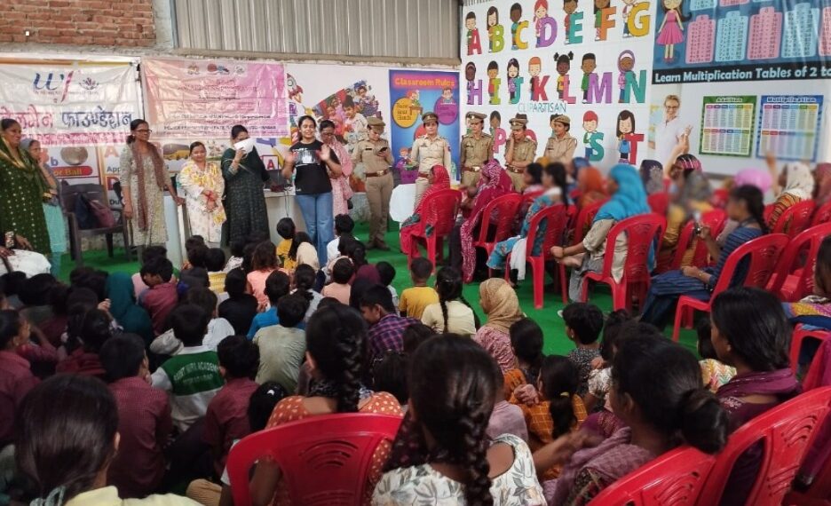 महिला बीट अधिकारियों द्वारा स्थानीय महिलाओं को महिला सुरक्षा व उनके अधिकारों के प्रति जागरूक किया गया