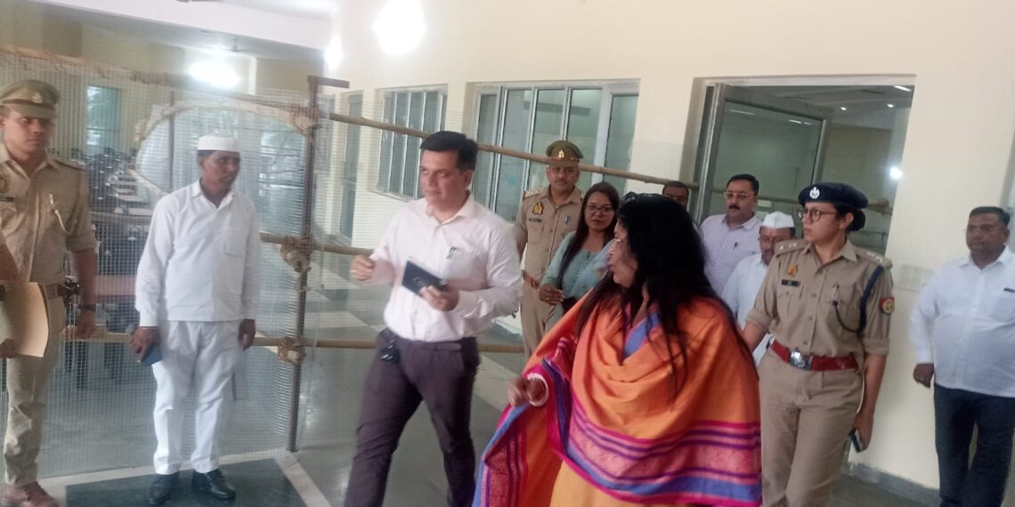 मंडल आयुक्त मेरठ मंडल मेरठ सेल्वा कुमारी जे0 ने लोकसभा चुनाव 2024 की मतगणना की तैयारियों का लिया जायजा