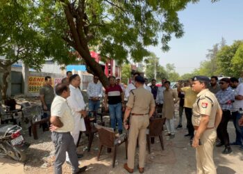 ग्रेटर नोएडा में बंदूक के बल पर बाइक सवार बदमाशों ने की कलेक्शन एजेंट से लाखों रुपये की लूट
