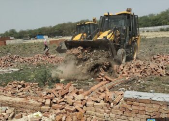 ग्रेनो प्राधिकरण ने रूपवास में जमीन अतिक्रमण पर चलाया बुल्डोजर