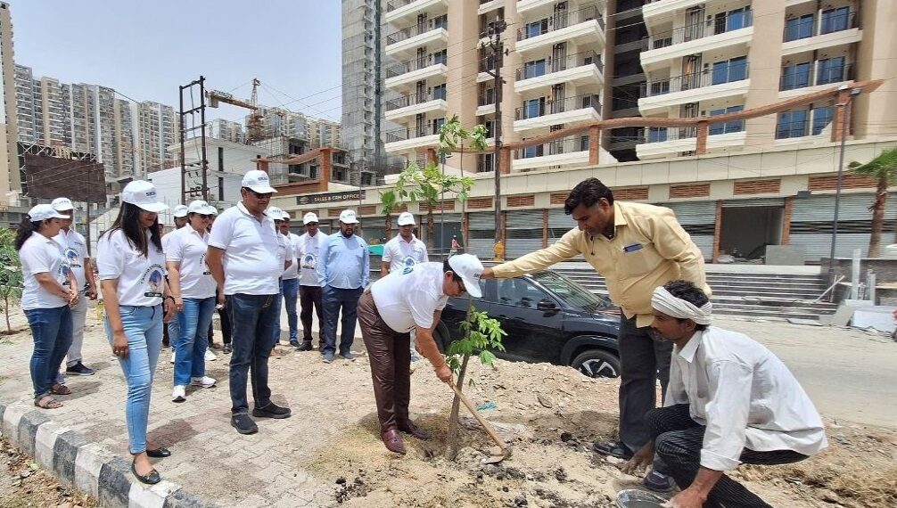 विश्व पर्यावरण दिवस पर लोगों ने लगाए सैकड़ों पौधे, लिया देखभाल का संकल्प