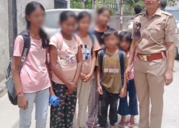नोएडा में महिला बीट अधिकारियों द्वारा महिलाओं/लडकियों को महिला सुरक्षा व उनके अधिकारों के प्रति जागरूक किया गया