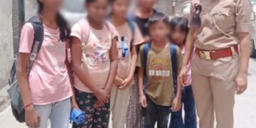 नोएडा में महिला बीट अधिकारियों द्वारा महिलाओं/लडकियों को महिला सुरक्षा व उनके अधिकारों के प्रति जागरूक किया गया