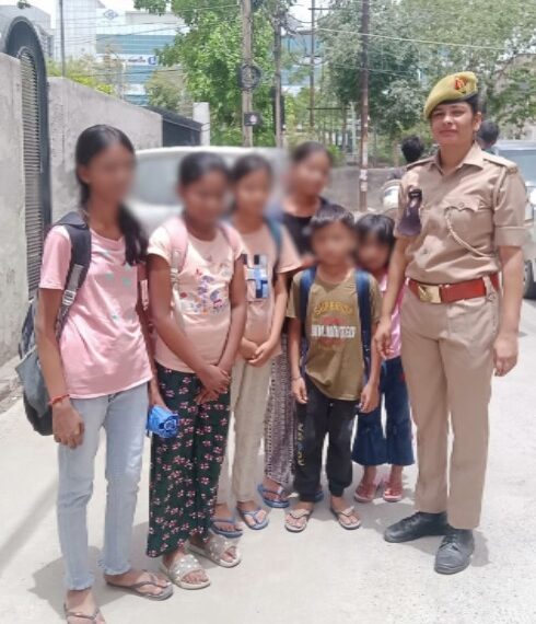 नोएडा में महिला बीट अधिकारियों द्वारा महिलाओं/लडकियों को महिला सुरक्षा व उनके अधिकारों के प्रति जागरूक किया गया