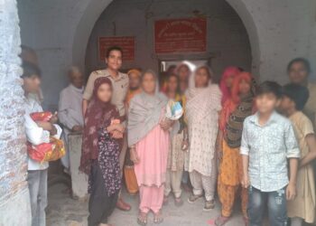 महिला बीट अधिकारियों द्वारा स्थानीय महिलाओं/छात्राओं को महिला सुरक्षा व उनके अधिकारों के प्रति जागरूक किया गया