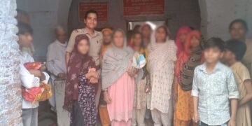 महिला बीट अधिकारियों द्वारा स्थानीय महिलाओं/छात्राओं को महिला सुरक्षा व उनके अधिकारों के प्रति जागरूक किया गया