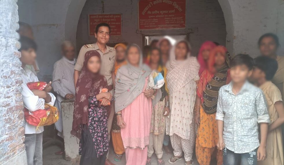 महिला बीट अधिकारियों द्वारा स्थानीय महिलाओं/छात्राओं को महिला सुरक्षा व उनके अधिकारों के प्रति जागरूक किया गया