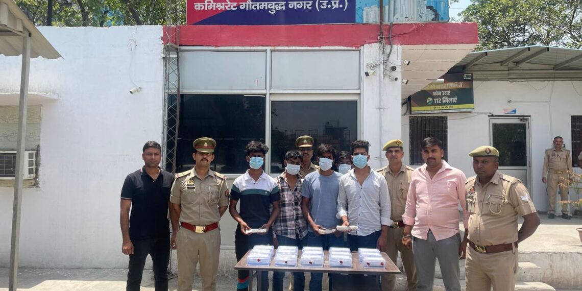 नोएडा पुलिस ने मोबाइल फोन चोरी करने वाले गैंग का पर्दाफाश करते हुए पांच आरोपियों को किया गिरफ्तार