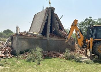 ग्रेनो प्राधिकरण ने तुस्याना में जमीन अतिक्रमण पर चलाया बुल्डोजर