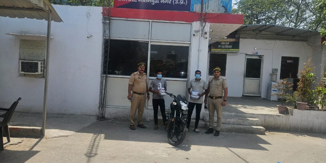 नोएडा पुलिस ने लूट की घटना का खुलासा करते हुए 2 लुटेरे किए गिरफ्तार