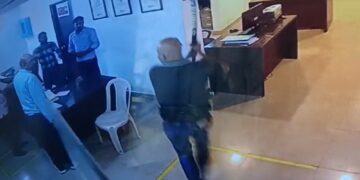हाई राइज सोसाइटी में मारपीट का मामला,  सुपरवाइजर के साथ ऑफिस में घुसकर रेजिडेंट्स ने की मारपीट, वारदात सीसीटीवी कैमरे में हुई कैद